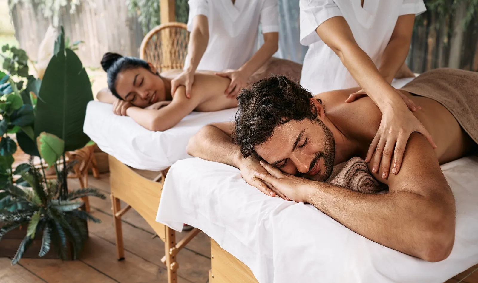 couples massage treatment from massage therapists 